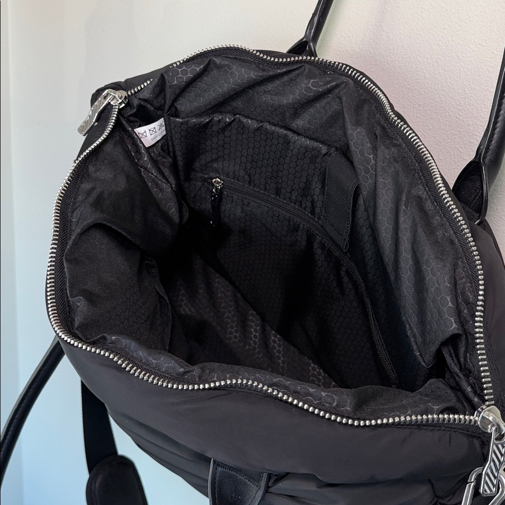 Like New Black Puffer Shoulder Bag Zip Up Cooler Bag Travel Purse - Picture 6 of 8